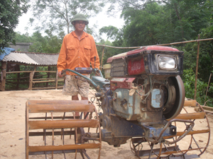 Nông dân xóm Quyết Tiến, Vũ Lâm (Lạc Sơn) đưa máy nông cụ vào sản xuất nông nghiệp.